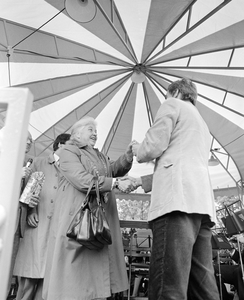 884961 Afbeelding van de overhandiging van de sleutel van de muziektent op het Lepelenburg te Utrecht door P.A.H. ...